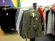 38-Женская одежда других   белорусских производителей в ассортименте - костюмы, блузы, платья,   юбки, брюки