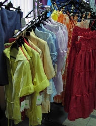 33) льняные изделия в ассортименте: блузы, юбки, платья, шорты, брюки