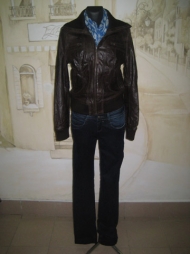 12) куртка (нат. кожа) 889.000 руб., джинсы 299.000 руб.,  шарфик 59.000 руб.