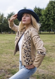 11)  Куртка натуральная кожа со вставками из войлока для примера. Шляпа  – цена 520 000