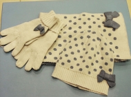 8) Для девочки: шапка 36000 руб., перчатки 46000 руб., шарф 29000 руб. (шерсть, акрил)